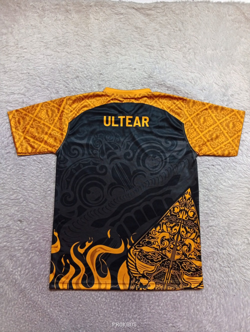 Jersey Bola Emas-Hitam dengan Motif Tradisional Indonesia - Gambar 2