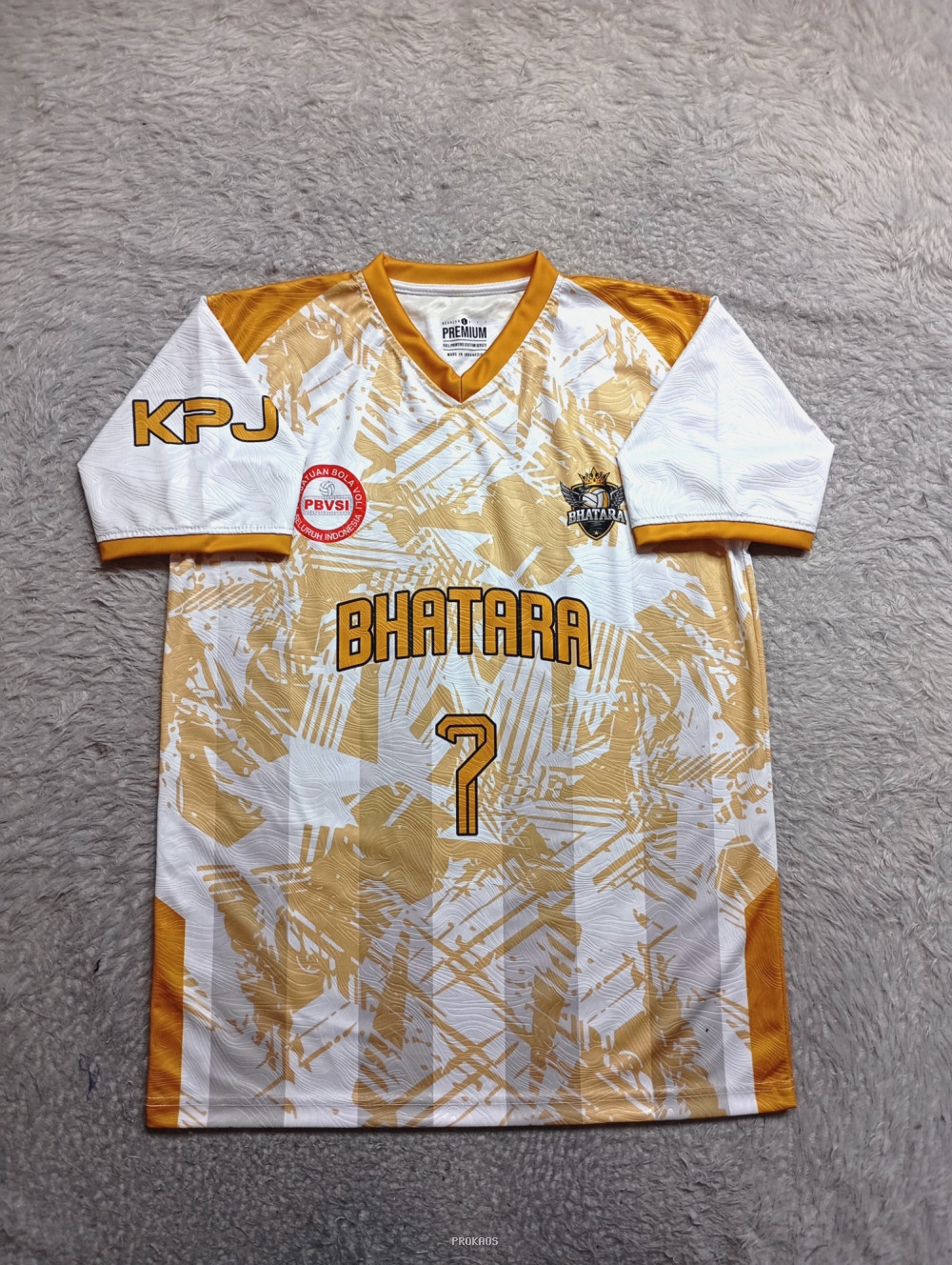 Jersey Bola Voli Bhatara: Putih, Emas, dan Desain Abstrak - Jersey Custom PROKAOS