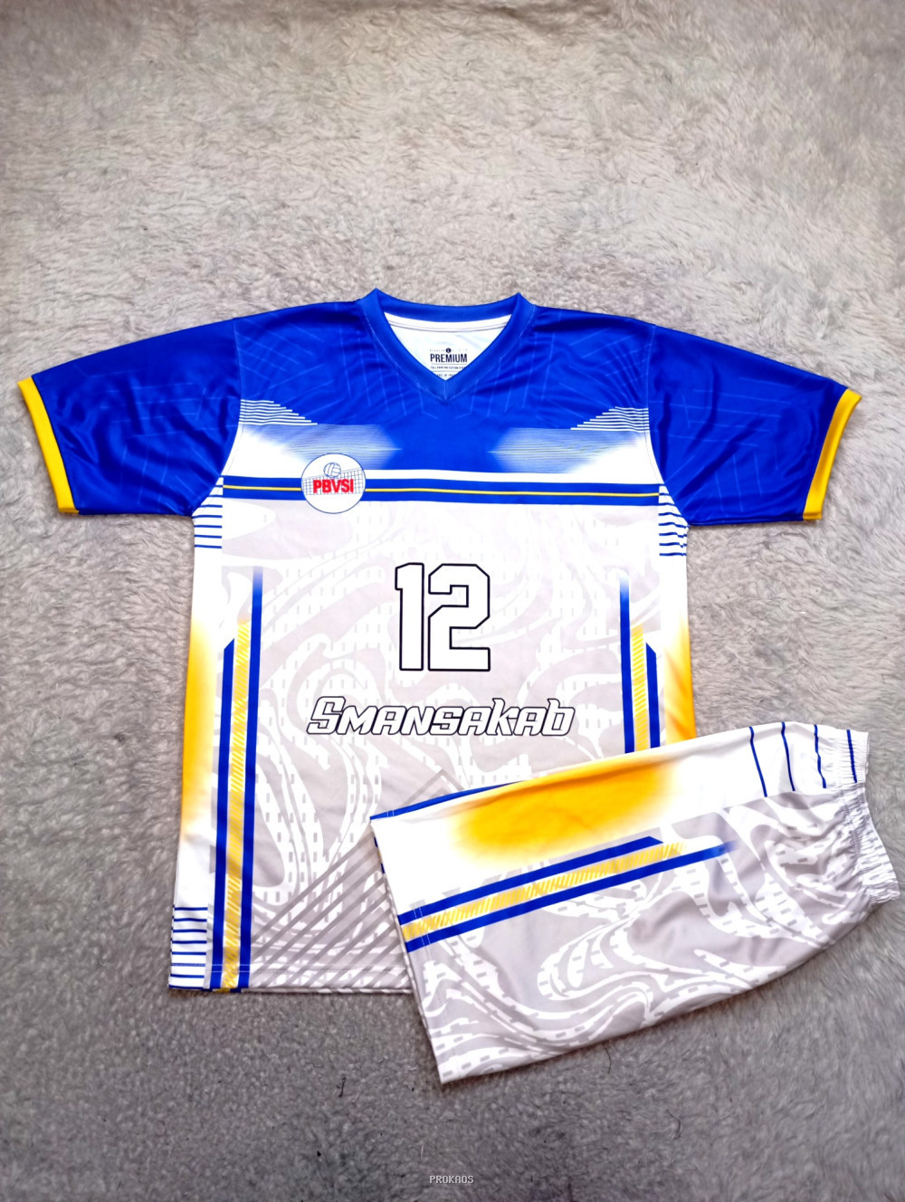 Jersey Bola Voli: Biru-Putih-Kuning dengan Desain Abstrak - Jersey Custom PROKAOS