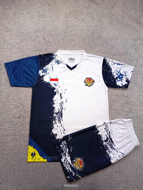 Jersey Olahraga Putih dengan Motif Abstrak & Logo - Jersey Custom PROKAOS