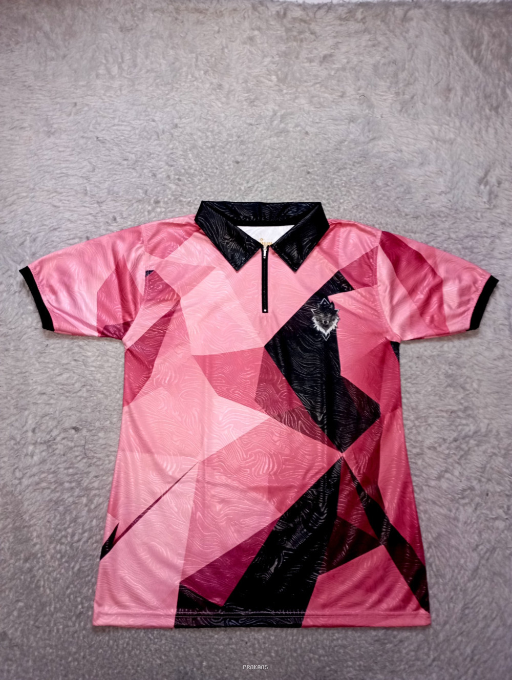 Jersey Polo Merah Muda dengan Desain Geometris dan Serigala - Jersey Custom PROKAOS