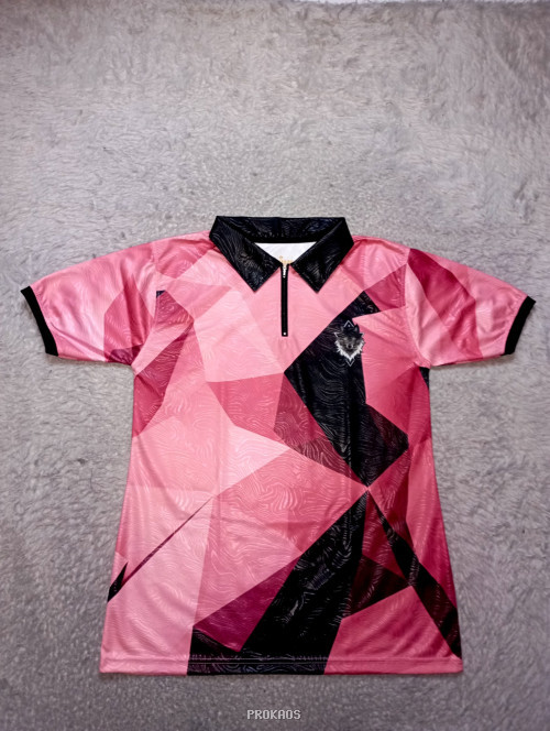 Jersey Polo Merah Muda dengan Desain Geometris dan Serigala - Jersey Custom PROKAOS