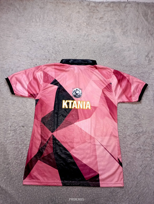Jersey Polo Merah Muda dengan Desain Geometris dan Serigala - Gambar 2