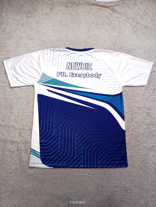 Jersey Putih-Biru dengan Desain Geometris dan Logo Sponsor - Gambar 2