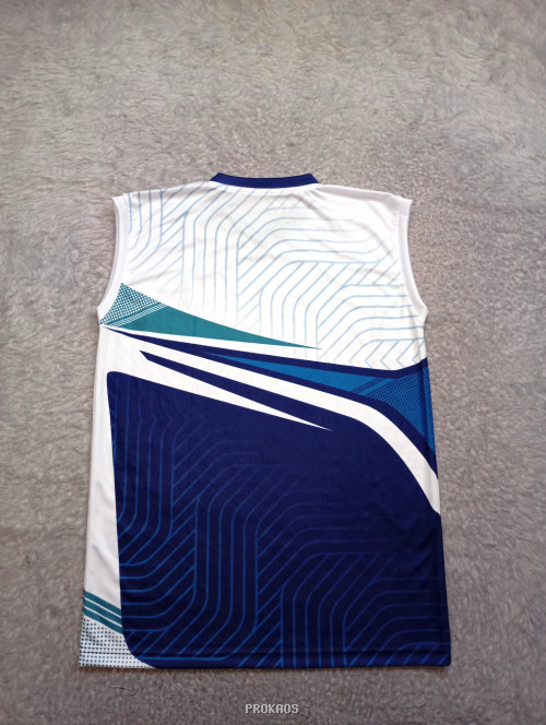 Jersey Putih-Biru dengan Desain Geometris dan Logo Sponsor - Gambar 4