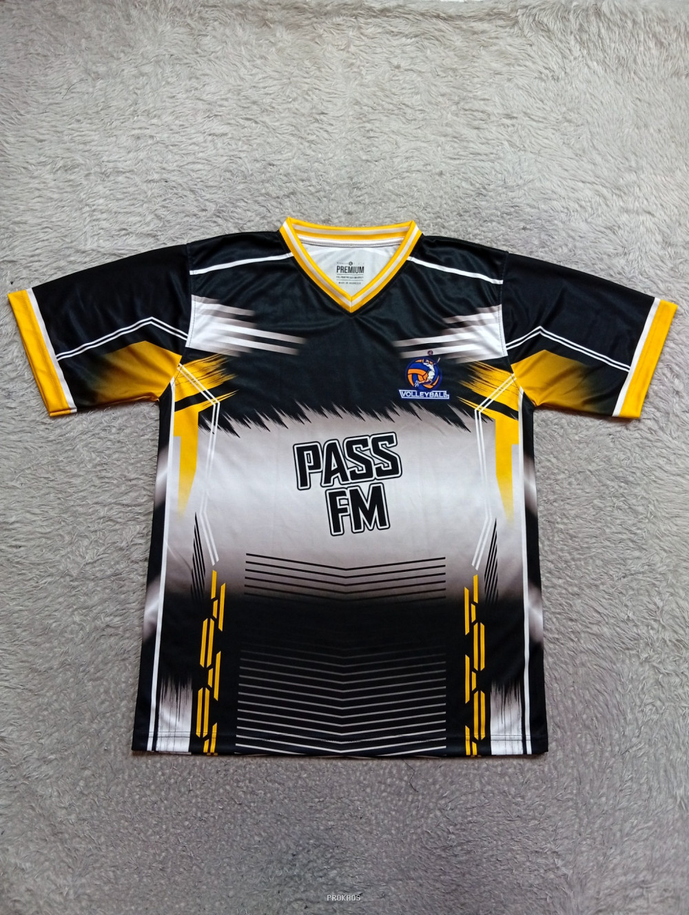 Jersey Voli Hitam-Kuning 'PASS FM' dengan Desain Abstrak - Jersey Custom PROKAOS