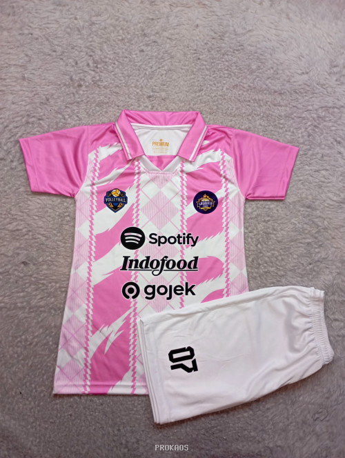 Jersey Voli Pink-Putih: Desain Diagonal & Sponsor Sportif - Jersey Custom PROKAOS