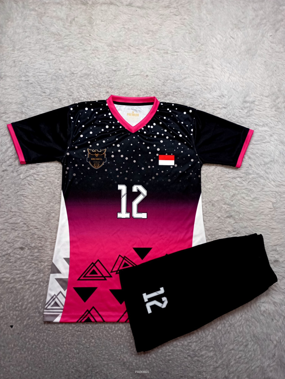 Jersey Bola Voli Hitam Merah Muda dengan Nomor 12 - Jersey Custom PROKAOS