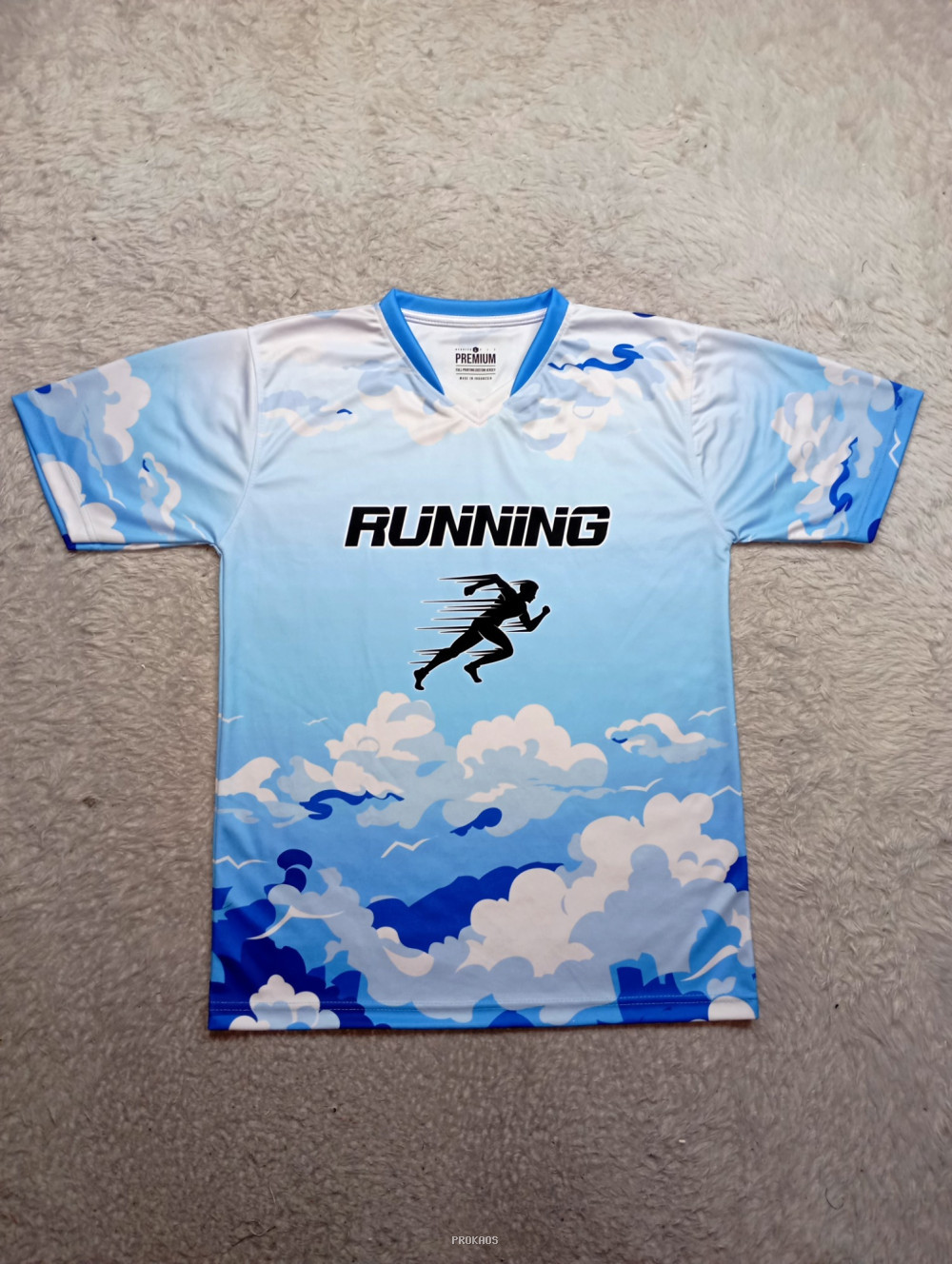 Jersey Lari dengan Desain Langit Berawan dan Siluet Pelari - Jersey Custom PROKAOS