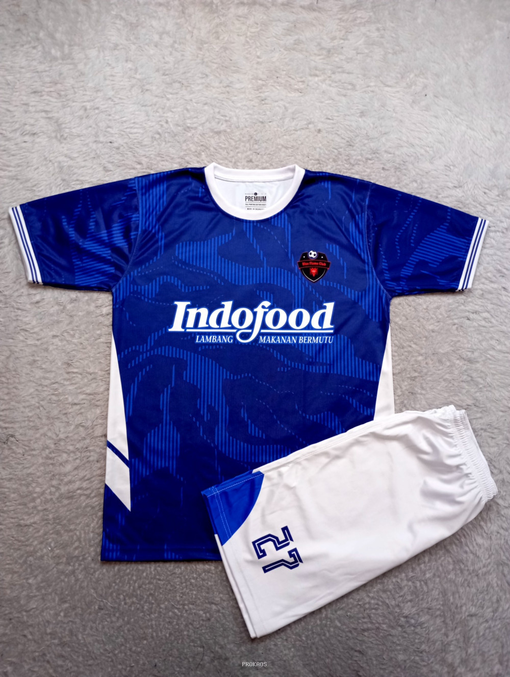 Jersey Sepak Bola Biru dengan Sponsor Indofood dan Celana Putih - Jersey Custom PROKAOS