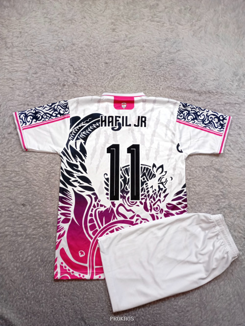 Jersey Sepak Bola Putih dengan Desain Naga & Akses Pink - Gambar 2