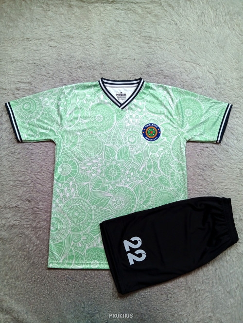 Jersey Bola Hijau Motif Bunga, Celana Hitam Nomor 22 - Jersey Custom PROKAOS