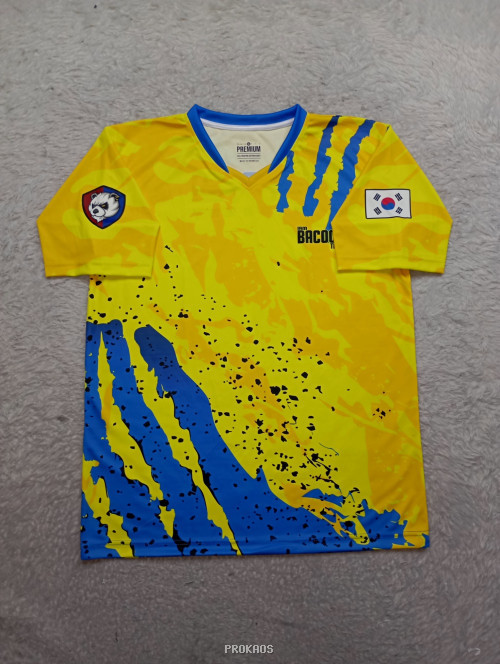 Jersey Kuning dengan Desain Garis Biru dan Logo - Jersey Custom PROKAOS